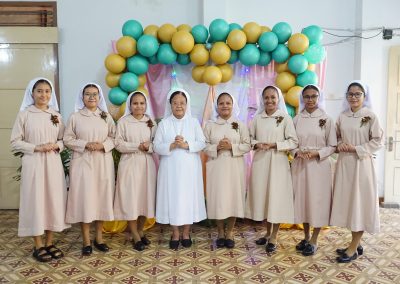 Para postulan berfoto bersama Sr. Rosali (Provinsial)