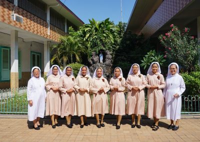 Sr. Rosali (Provinsial), Para Postulan, dan Sr. Vincentine (Magistra Postulat-Novis) berfoto bersama di depan Gua Maria, Komunitas Gedangan