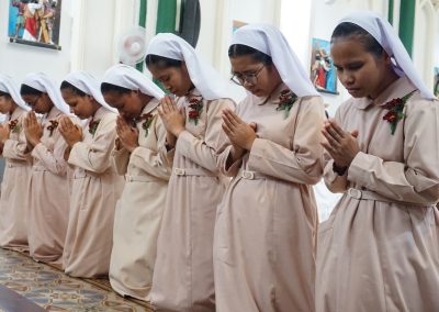 Para Postulan memohon kepada Roh Kudus saat Veni Creator dalam Perayaan Ekaristi Penerimaan Busana Biara