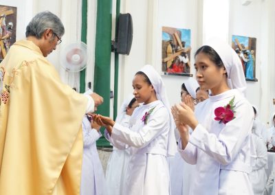 Penerimaan Komuni melalui Rama Vikjen FX Sugiana Pr
