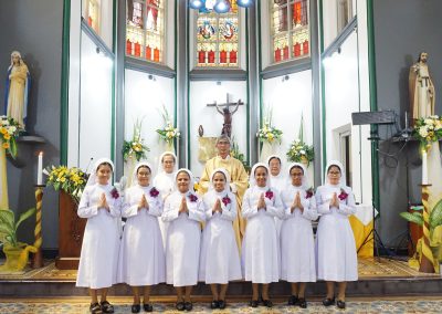 Setelah perayaan Ekaristi penerimaan busana biara, foto bersama Rm. Vikjen FX Sugiana Pr di Kapel Komunitas Gedangan