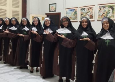Para 11 Suster OSF berfoto di Museum OSF Gedangan