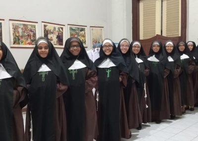 Para 11 Suster OSF berfoto di Museum OSF Gedangan