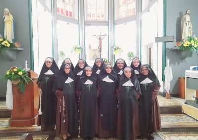 Para 11 Suter OSF berfoto di depan altar