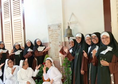 Para 11 Suster OSF dan para suster lainya berfoto di depan prasasti Biara Induk OSF Gedangan